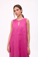 Vestido largo fucsia de lino, sin mangas y con escote redondo con abertura en forma de gota.