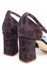Zapatos de tacón de piel de potro con estampado animal print en granate, negro y rojo. Diseño artesanal con aberturas y pulsera con hebilla lateral.
