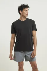 Remera celeste de algodón con escote en V y logo de ancla en relieve.
