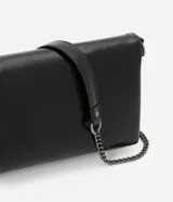 Cartera transversal mediana de poliuretano color negro, con cierre por imán, separadores con cremallera y asa de cadena.