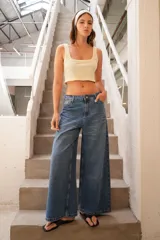 Musculosa corta color crema, de morley de algodón, con cuello cuadrado y breteles anchos.