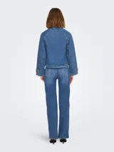 Chaqueta corta de jean azul con cuello clásico, cierre abotonado, bolsillos frontales y mangas largas con puños anchos.