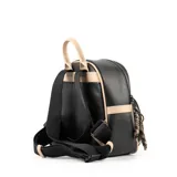 Mochila negra de cuero sintético con detalles en color crema. Tiene un compartimento principal con cierre, un bolsillo frontal con cierre, un bolsillo interno con cierre y dos bolsillos internos abiertos. Las correas son regulables y los herrajes son plateados.
