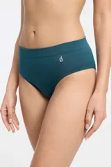 Bombacha clásica color verde petróleo de microfibra sin costuras, con tiro medio y fundillo de algodón.