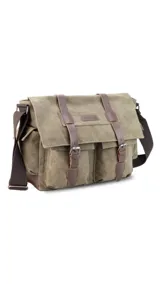 Morral de tela canvas color verde oliva con detalles en cuero marrón. Tiene tapa con cierre de hebilla, doble bolsillo frontal, trasero y laterales. Interior espacioso con compartimento para notebook de 15". Correa de galón regulable para mayor comodidad.