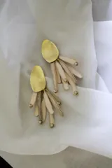 Aros colgantes con base dorada y colgantes en tonos nude y dorado viejo, con detalles de strass.