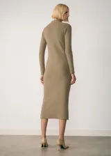 Vestido midi de punto en canalé color oliva, con cuello perkins y cierre de cremallera, de manga larga y diseño entallado.