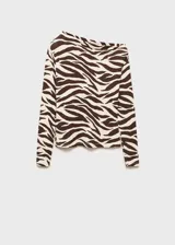 Camiseta de manga larga con estampado animal print de cebra en tonos marrones y beige. Tiene cuello asimétrico y corte ajustado.