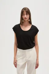 Remera verde oliva de viscosa con cuello redondo y mangas cortas con dobladillo.