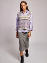 Chaleco jacquard de color gris con detalles de diseño oscuro y textura suave.