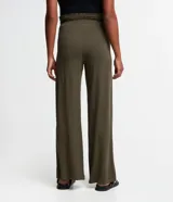 Pantalón pantalona color verde militar, de algodón, con cintura elástica, bolsillos laterales y pespuntes contrastantes.