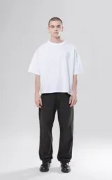 Remera blanca de manga corta con calce boxy fit, realizada en tejido jersey 24/1 americano.