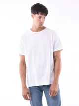 Remera blanca de algodón, corte clásico y mangas cortas.