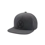 Gorra tipo snapback de color gris oscuro, con visera plana y logo Hurley bordado en negro en el panel frontal. Presenta paneles laterales y traseros con perforaciones para ventilación.