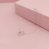 Tobillera de plata 925 con cadena fina y dije central compuesto por dos anillos entrelazados, uno de ellos con incrustaciones de circones.