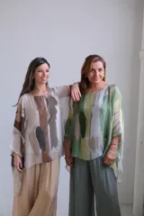 Blusa beige con estampado abstracto en tonos marrones, de corte amplio y mangas murciélago.