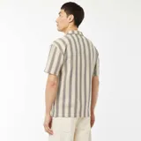 Camisa de manga corta con rayas verticales color crema y azul marino.