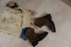 Bota corta de cuero marrón con puntera redondeada, caña alta con detalle de gamuza y costuras decorativas.