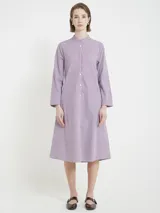 Vestido camisero con largo midi, a rayas verticales color borgoña y blanco. Tiene cuello mao, botones frontales y corte acampanado.