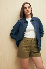 Short negro de gabardina, corte recto, con bolsillos delanteros y traseros, y presillas para cinturón.