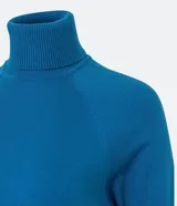 Blusa de punto color blanco, con cuello alto, manga larga y diseño liso.