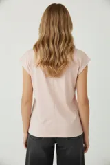 Remera negra de algodón, de corte holgado, con cuello redondo a la base y mangas cortas tipo 'cap sleeve' o al hombro.