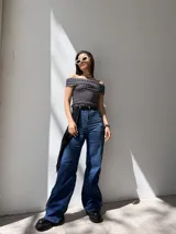 Top negro con lunares blancos, escote off-shoulder y mangas cortas.