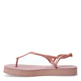 Sandalias Havaianas modelo Luna Plataforma, color rosado con textura croco en la plantilla.