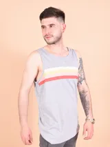 Musculosa verde oliva con cuello redondo y un bloque de tres franjas horizontales en tonos de verde y blanco en el pecho.