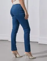 Jegging de algodón color azul denim, con bolsillos simulados en la parte delantera y bolsillos aplicados en la parte trasera.