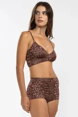 Bombacha de bikini estilo boyshort color chocolate con estampado animal print.