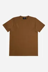 Remera negra de algodón con cuello redondo y mangas cortas.