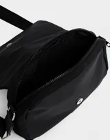 Bandolera negra engomada con solapa y correa regulable.