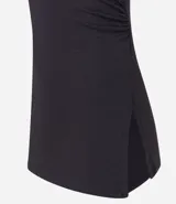 Blusa femenina ajustada, confeccionada en malla rib de viscosa, con cuello alto y mangas largas. Sin estampa y posee fruncido en los laterales.