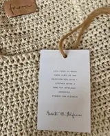 Musculosa tejida a crochet en hilo de algodón, con breteles anchos y escote cuadrado.