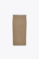 Falda midi color beige de punto con cinturón a contraste con hebilla metálica.