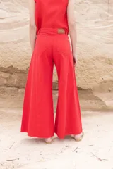Pantalón jean color borgoña, de corte wide leg y tiro alto.