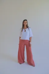 Pantalón de vestir color salmón, de corte palazzo y tiro alto.