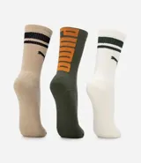 Kit de tres pares de medias deportivas Puma de caña larga. Un par color beige con dos rayas marrones horizontales en la parte superior y logo marrón en el tobillo. Un par color crema liso con logo blanco en el tobillo. Un par color marrón con una raya blanca horizontal en la parte superior y logo blanco en el tobillo.