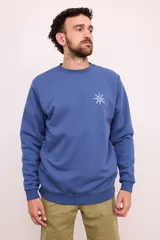 Sudadera azul de cuello redondo, manga larga y puños y dobladillo acanalados. Presenta un estampado de sol en color blanco en el lado izquierdo del pecho.