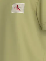 Remera color verde claro de algodón, corte clásico, cuello redondo y manga corta. Presenta un pequeño logo de Calvin Klein Jeans bordado en el pecho.