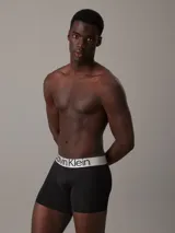 Pack de tres bóxer negros Calvin Klein con cinturilla elástica plateada con el logo de la marca en diferentes colores.