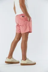 Short de baño liso color azul marino, con dos bolsillos delanteros y uno trasero.
