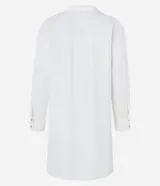 Camisa de playa color ladrillo, de mangas largas y cuello inglés.