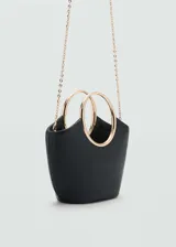 Bolso negro con efecto piel, forro interior, asa de mano, doble asa corta, asa larga extraíble, detalle metálico y cierre de imán interior.