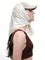 Pañuelo de seda con estampado que evoca ondas del mar, en tonos blanco y marrón.