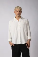 Camisa de manga larga color blanco roto, con cuello abierto y calce relajado. Confeccionada en una mezcla de lino y rayón.