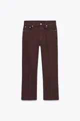 Jeans de tiro alto color marrón, corte slim fit y bootcut, con cinco bolsillos y cierre frontal con cremallera y botón.