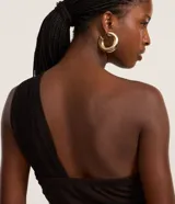 Body negro de tule con un solo hombro y detalle de nudo en el busto.