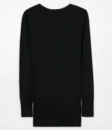 Blusa negra de punto con escote en V, manga larga y botones decorativos en los puños.
